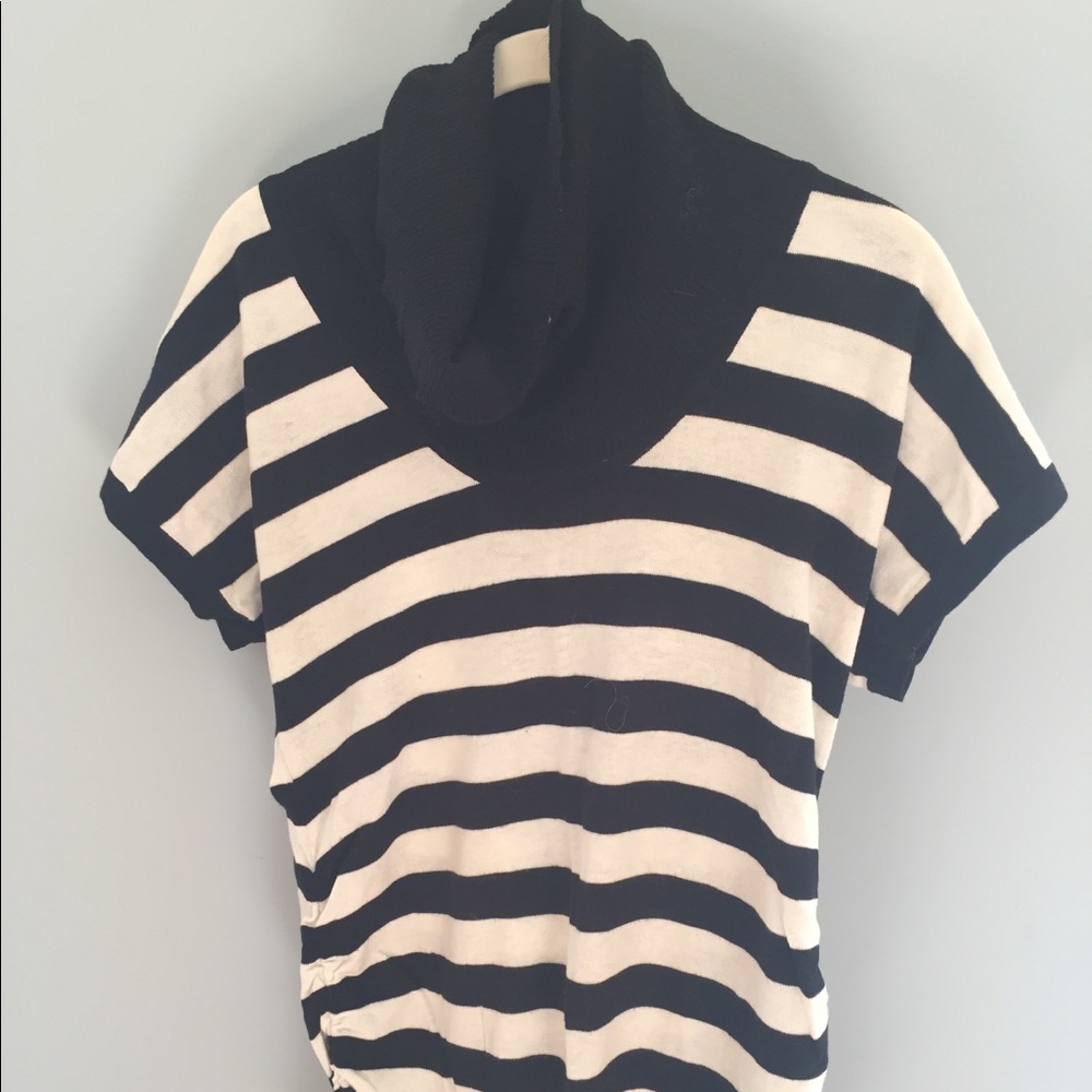 Maternity top. Short sleeves cowl neck